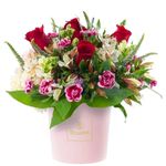 sombrerera-rosada-mediana-con-5-rosas-rojas-y-flores