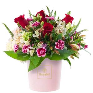 Sombrerera Rosada Mediana con 5 Rosas y Flores