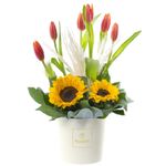 sombrerera-crema-mediana-con-6-tulipanes-naranja-con-borde-amarillo-y-girasoles