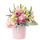 Compra online arreglo sombrerera rosada mediana con 5 rosas rosadas y flores Rosatel