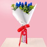 ramo-con-tulipanes-azules-y-flores