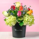 sombrerera-negra-con-rosas-variadas-y-flores