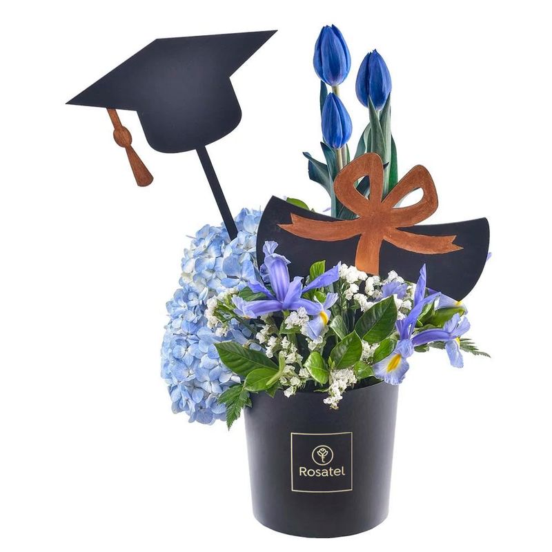 arreglo-graduacion-sombrerera-negra-con-tulipanes-azules