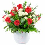 arreglo-con-rosas-rojas-y-flores