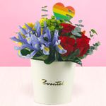 arreglo-de-flores-y-corazon-arcoiris