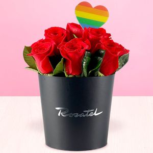 Arreglo de Rosas Rojas y Corazón Arcoíris