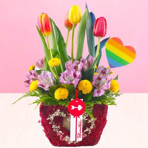 Arreglo Tulipanes Corazón Arcoíris