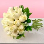 bouquet-de-novia-con-rosas-cremas