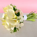 bouquet-de-novia-con-calas-y-mini-rosas