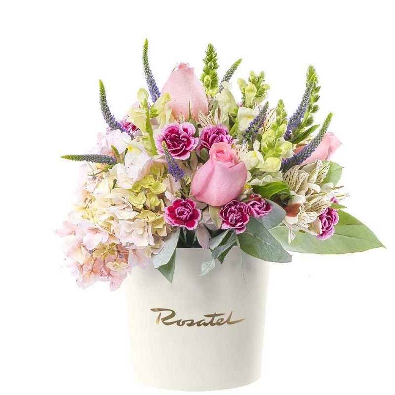Arreglo floral sombrerera crema mediana con 5 rosas rosadas y flores Rosatel
