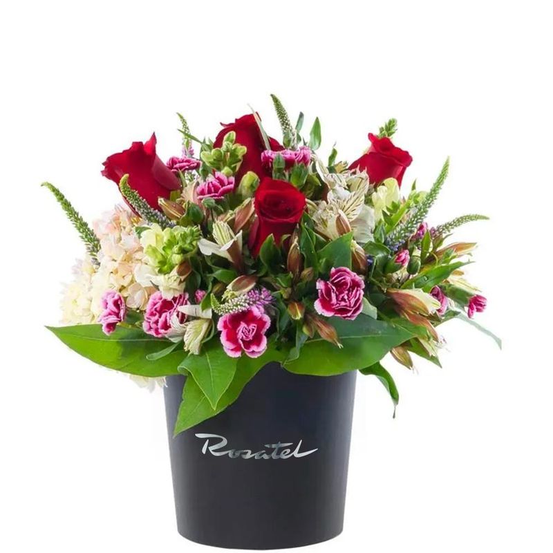 Flores para cumpleaños y 5 rosas rojas en sombrerera negra mediana Rosatel