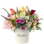 Florerías arreglo sombrerera crema mediana con 5 rosas variadas y flores Rosatel