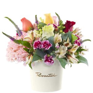 Sombrerera Mediana con 5 Rosas Variadas y Flores