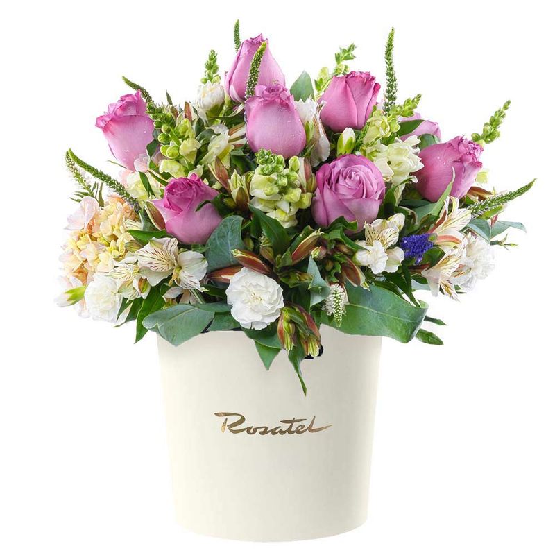 Flores a domicilio 10 rosas lilas y flores en sombrerera crema grande Rosatel