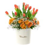 Flores a domicilio sombrerera crema grande con 15 tulipanes naranjas y flores Rosatel