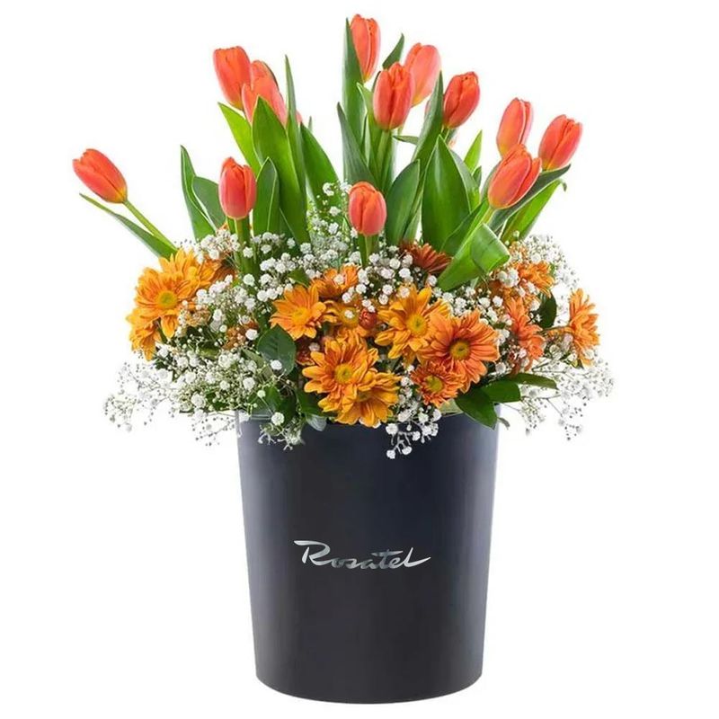 Florerías a domicilio 15 tulipanes naranjas y flores en sombrerera negra grande Rosatel