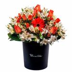 Arreglos florales sombrerera negra grande con rosas naranja y flores delivery Rosatel