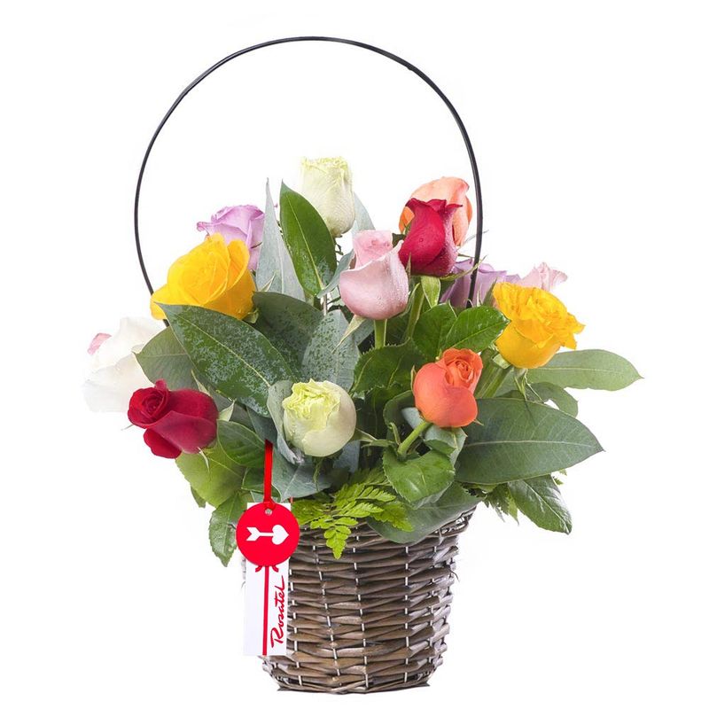 Canasta con 15 Rosas de colores variadas y follaje Rosatel