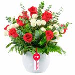 Arreglo floral con rosas rojas y flores Rosatel